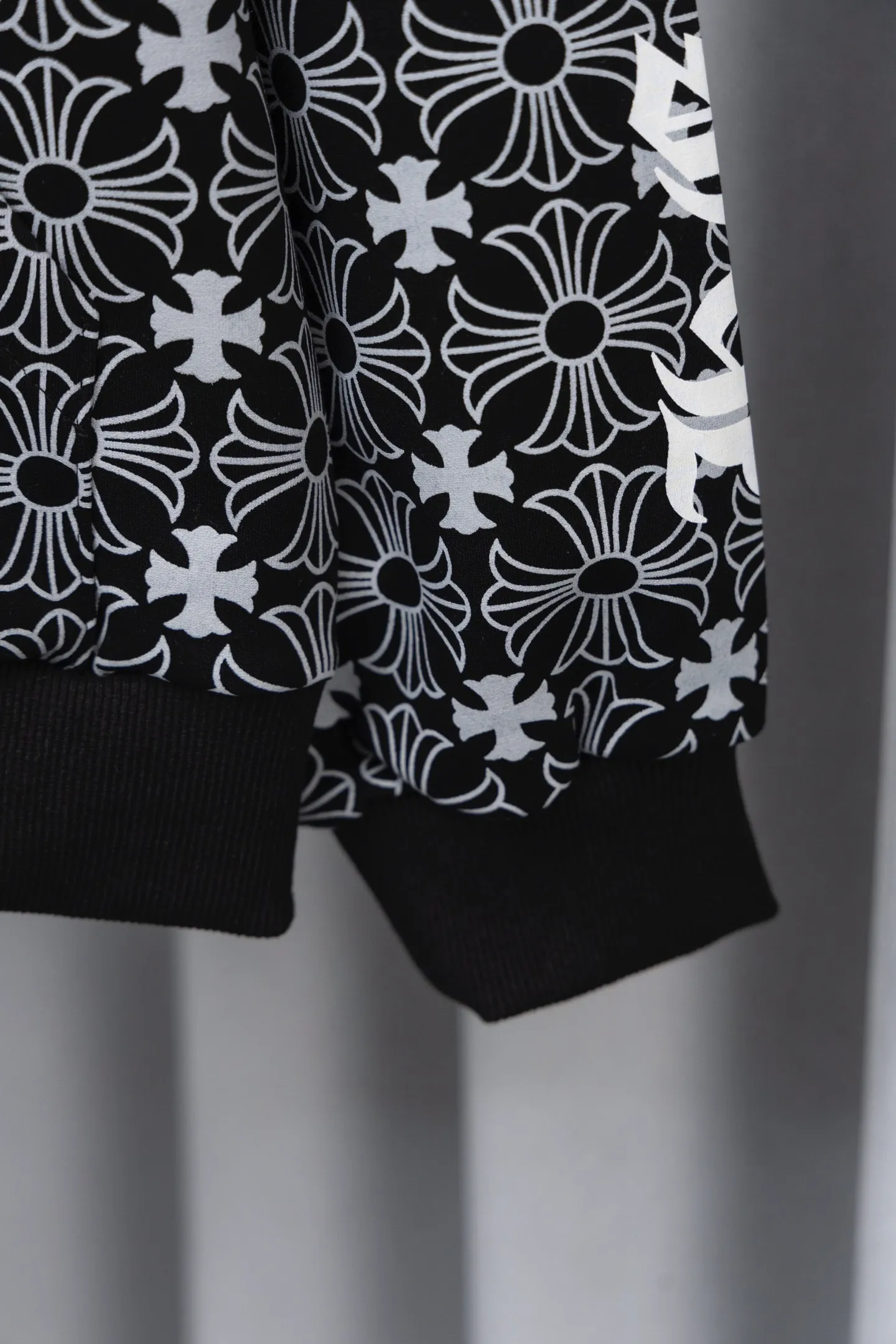P310 Style No.: M022 𝐂𝐇𝐑𝐎𝐌𝐄 𝐇𝐄𝐀𝐑𝐓𝐒/Cro Heart Hooded 23FW new full printed Sanskrit open and close sweatshirt Full dark pattern print as the backing to show a sense of mystery Sanskrit embroidery on the front chest Metal zipper closure Classic Sanskrit print design on both arms Classic big horseshoe print on the back, overall high-end and versatile, same style for men and women Size: S-XL